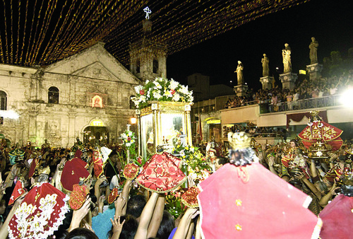 Devotees shout â€œViva Pit Senyorâ€ at the top of their lungs as the image of the Child Jesus enters the Basilica del Sto. NiÃ±o.  (Alex Badayos)