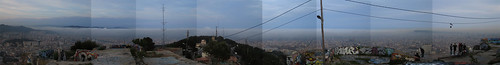 Barcelona bajo la niebla (panorámica)