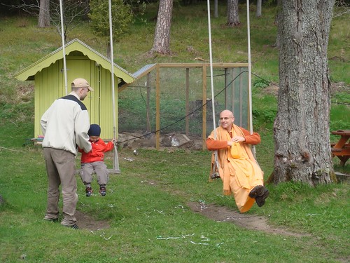 Kadamba Kanana Swami Korsnas Gard and at Ugrasena's 14th May 2010  -0070 por ISKCON desire tree.