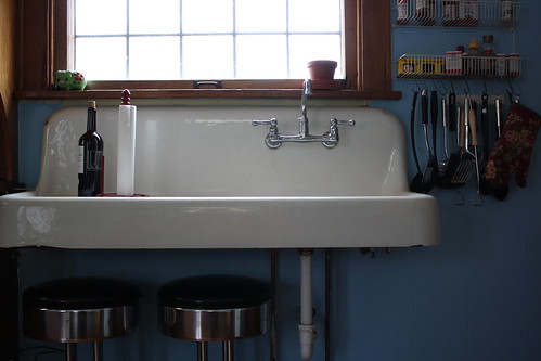 farmhouse sink in urban home by 10bagspacking