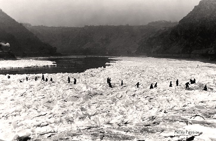 glaces sur le Rhin gelé en février 1954