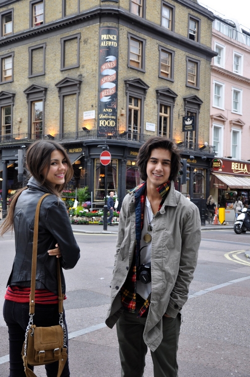Avan Jogia y Victoria Justice en Londres FOTOS