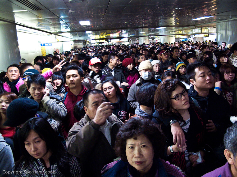 New Year 2010 Countdown Crowd @ MRT Taipei, Taiwan