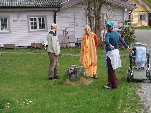 Kadamba Kanana Swami Korsnas Gard and at Ugrasena's 14th May 2010  -0111 por ISKCON desire tree.