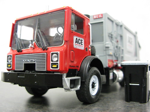 ACE Collectible Garbage Truck