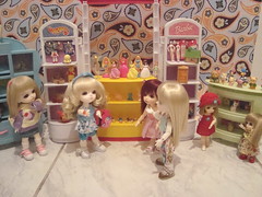 1 As meninas estão na loja de brinquedos escolhendo...