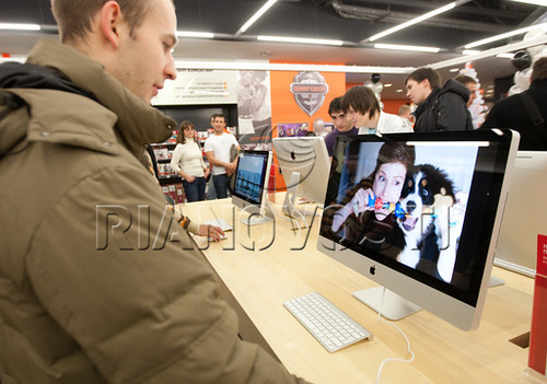 Открытие первого розничного магазина Apple Shop в Москве