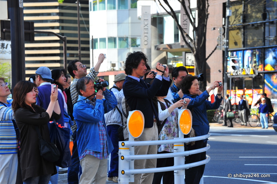 Many people were lined up trying to get a reminder photo of what Kabukiza looked like before it disappears.
