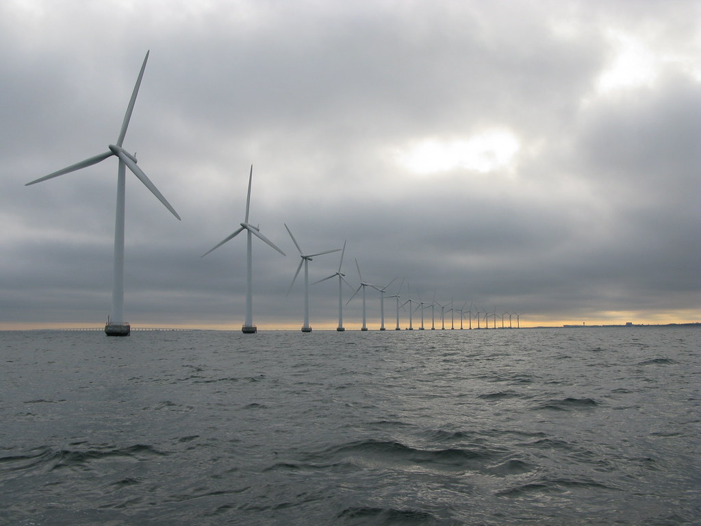 哥本哈根港外佇立一整排的wind turbines。李河清攝