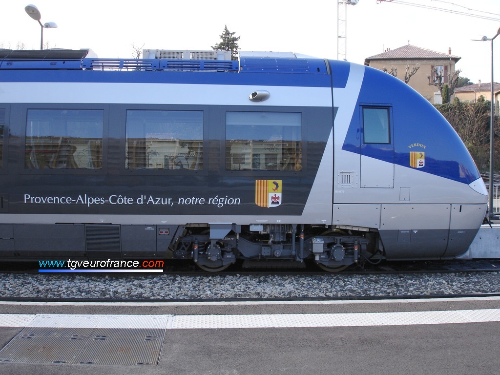 Vue d'une rame BGC B81500 (autorail bimode conçu par Bombardier Transport) en gare d'Aix-en-Provence