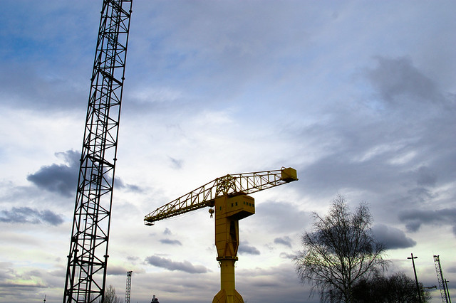 grue / Image illustrant l'article. Photo de la grue jaune sur le parc des Chantiers à Nantes.
