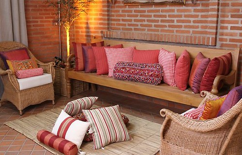 sofá decorado com almofadas