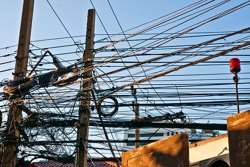 Cable éléctrique Thaï courtesy Anglae0 on Flickr