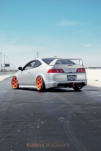Well here is another perfect example of a Integra DC5 wearing some retina 