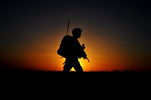 フリー画像| 戦争写真| 兵士/ソルジャー| シルエット| 夕日/夕焼け/夕暮れ| アメリカ軍兵士| アフガニスタン風景|     フリー素材| 