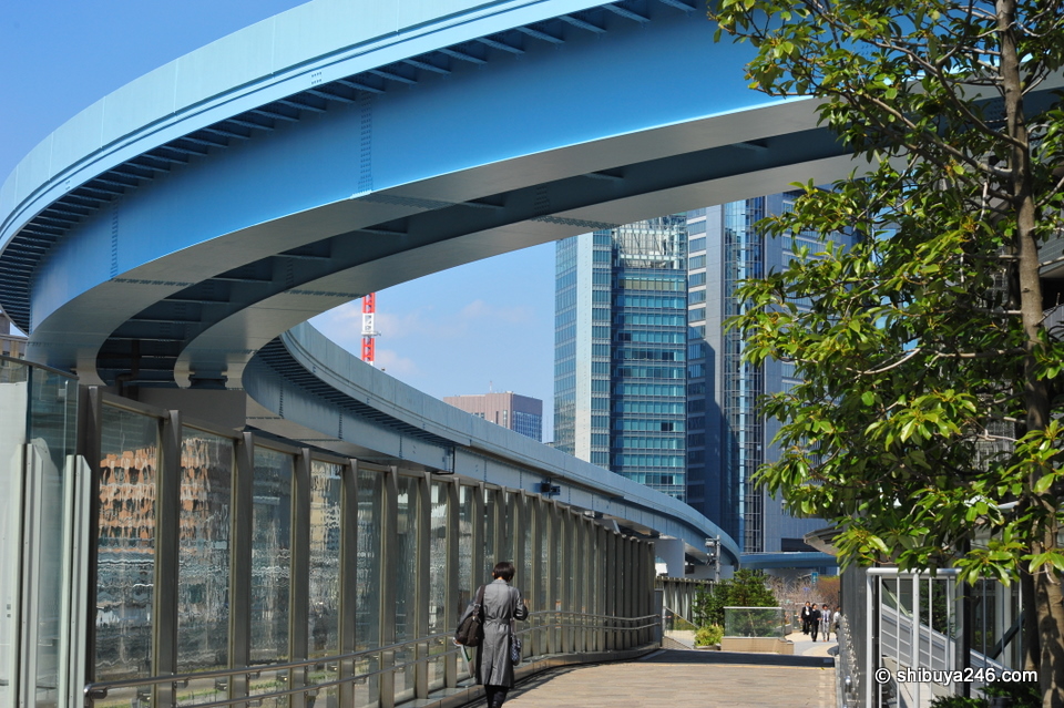 The monorail weaves its way along the road and then runs in front of the Shiodome Building. Very cool.