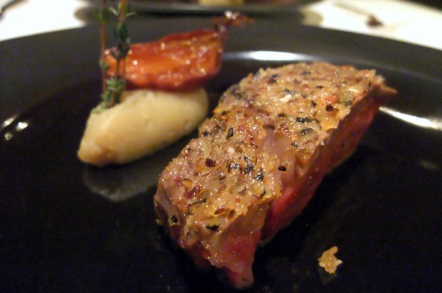 Filet de bœuf de Kobe en croute de poivre et miel, confit d'échalote (Tajima filet of beef, honey and pepper crust served with confit of shallot)