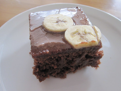 Cocoa cake with banana topping