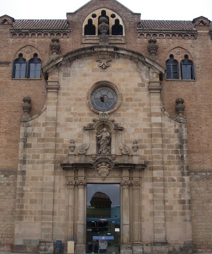 Façana de l'antiga Església de Santa Marta integrada en un dels pavellons de l'Hospital de la Sant Pau i la Santa Creu
