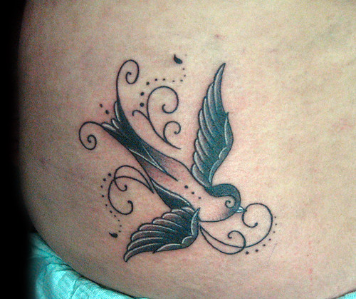 Tatuaje Golondrina Pupa Tattoo Granada by Marzia Tattoo