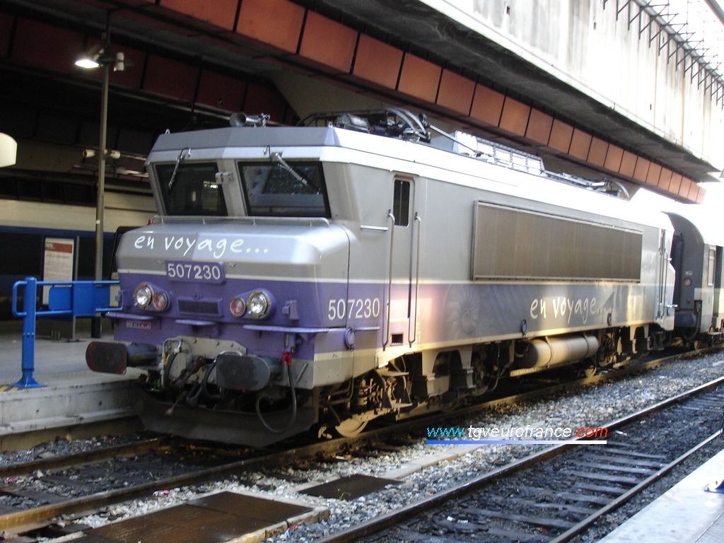 The BB 7230 SNCF locomotive with the "En voyage" livery at the Marseille Saint-Charles station