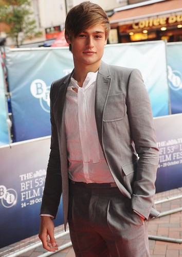 Douglas Booth0029_From Time To Time(zimbio com)