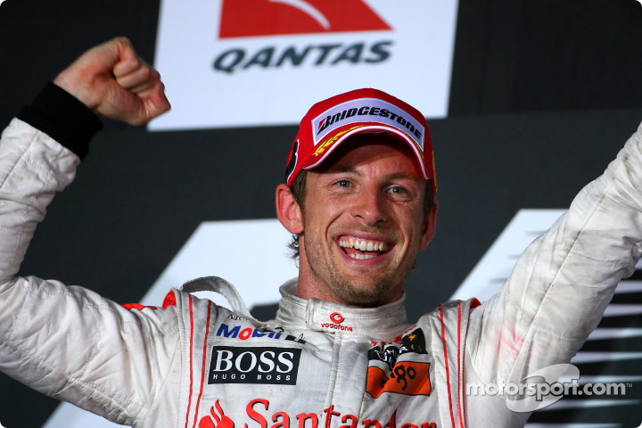 Jenson Button feliz tras su triunfo en el GP de Australia 2010.