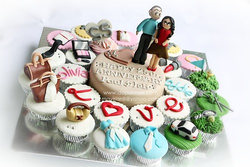 Silver Wedding Cake & Cupcakes