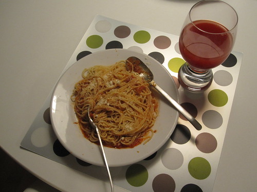 Spaghetti, tomato sauce