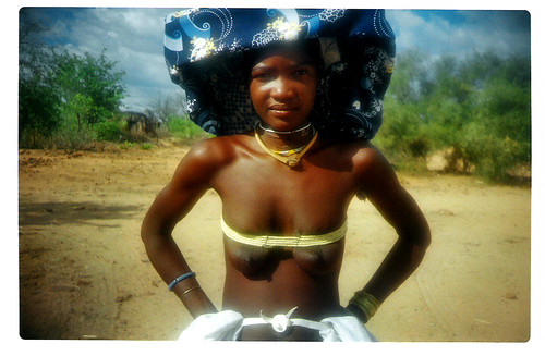 mujer mucubai angola por Emiliano Entenza.