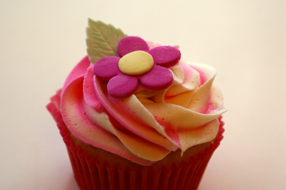 pretty flower cupcake! 