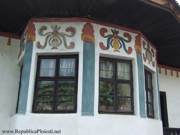Decoratiunile de pe sacnasiul casei Hagi Prodan