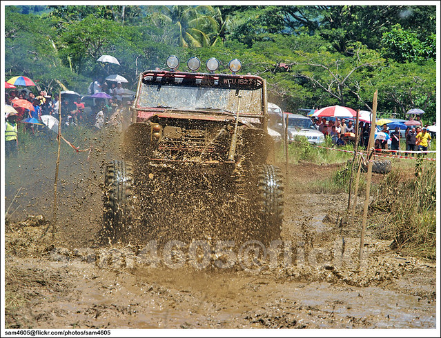 Ranau Kaamatan 4x4 Challenge - Landrover Defender Mud Bogging