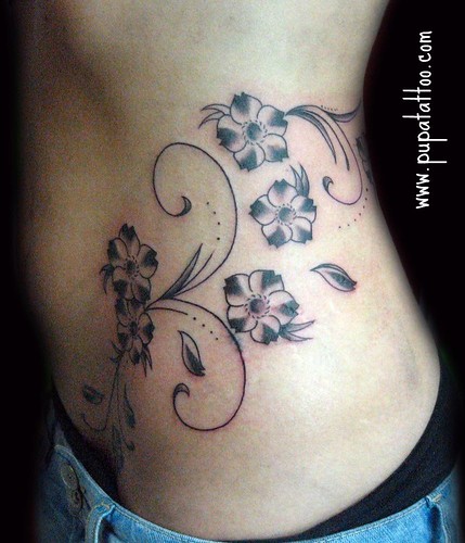 galeria de tatuajes de flores. Tatuaje flores Pupa Tattoo Granada, originally uploaded by Marzia Tattoo.