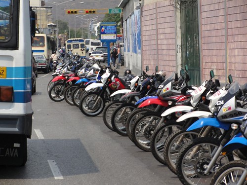 Fila de motos policiales, antesala de la represión, 12 de marzo