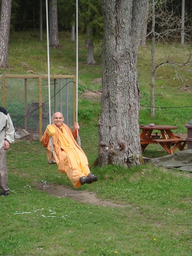 Kadamba Kanana Swami Korsnas Gard and at Ugrasena's 14th May 2010  -0065 por ISKCON desire tree.