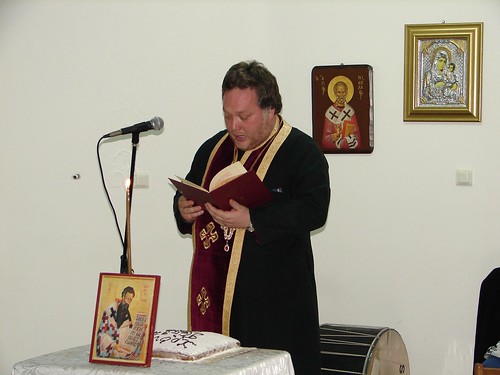 Ο Πρωτοπρεσβύτερος πατήρ Κωνσταντίνος Σέπκας, ιερέα της Επταλόφου ευλογεί την πίτα