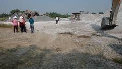  2009年發生在台南縣後壁鄉的故事，農田邊出現一間砂石場，但沒有任何的防護與隔離設施。