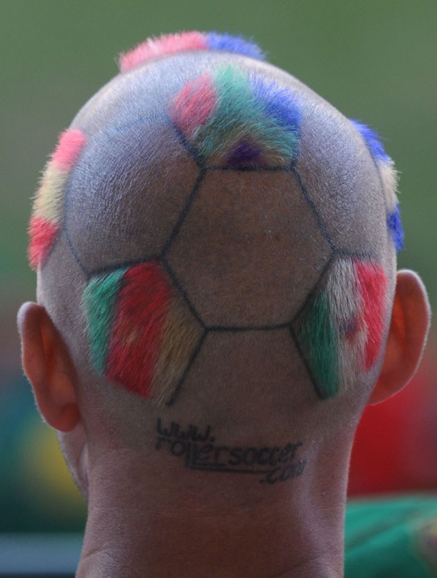 Mundial Sudáfrica hincha cabeza rapada balón fútbol