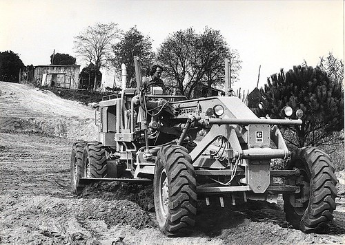 Maquina Caterpillar del Sr. Gonzalo García aplanant un terreny l'any 1975
