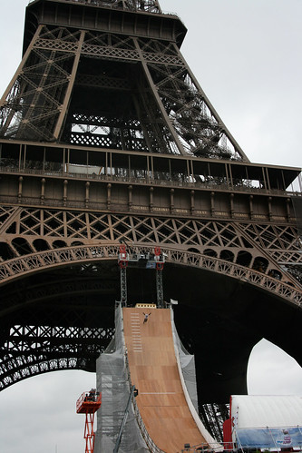 Taig Khris jumps Eiffel Tower 40 meters