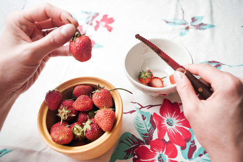 2-cutting-strawberries