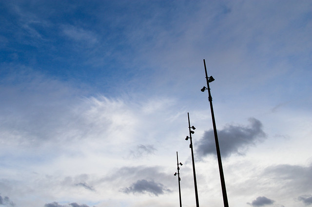 lampes / Image illustrant l'article. Photo de 3 pylones avec lampadaires sur le parc des Chantiers à Nantes.