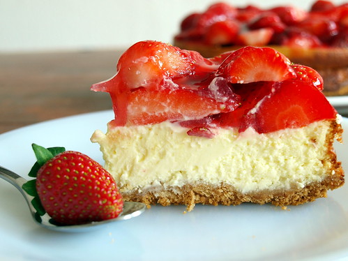 Ein Stückchen Weisse-Schokolade-Cheesecake mit Erdbeeren