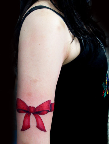 tatuagem de laço no braço