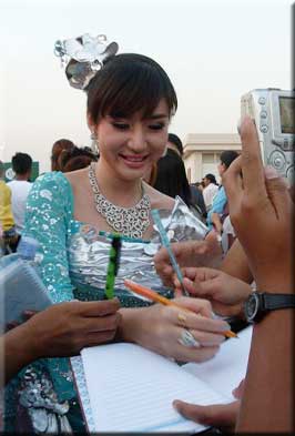 Myanmar Academy Awards For 2008 Myanmar Model and Singer Nan Su' Yati Soe