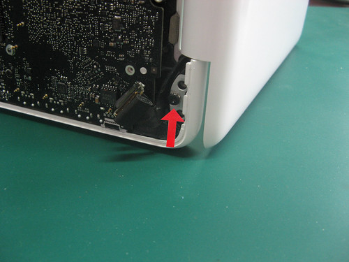 MacBook Unibody screw display