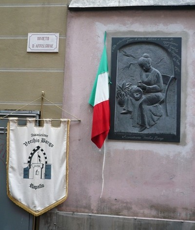 Bassorilievo a Rapallo scolpito da Giovanna Poggi su disegno di Marzia Cavallo