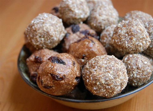 Cinnamon-raisin and coconut-carob balls