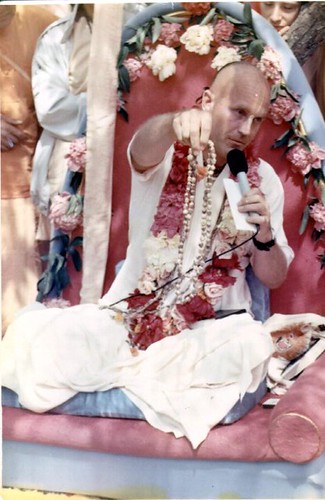 H H Indadyumna Swami por ISKCON desire tree.